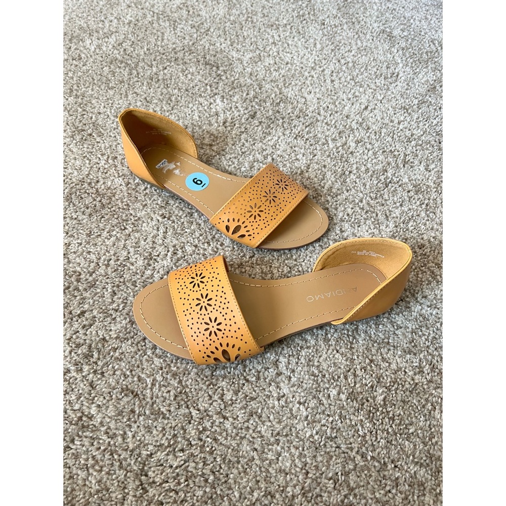 ✨NWOT✨ Yellow Sandals